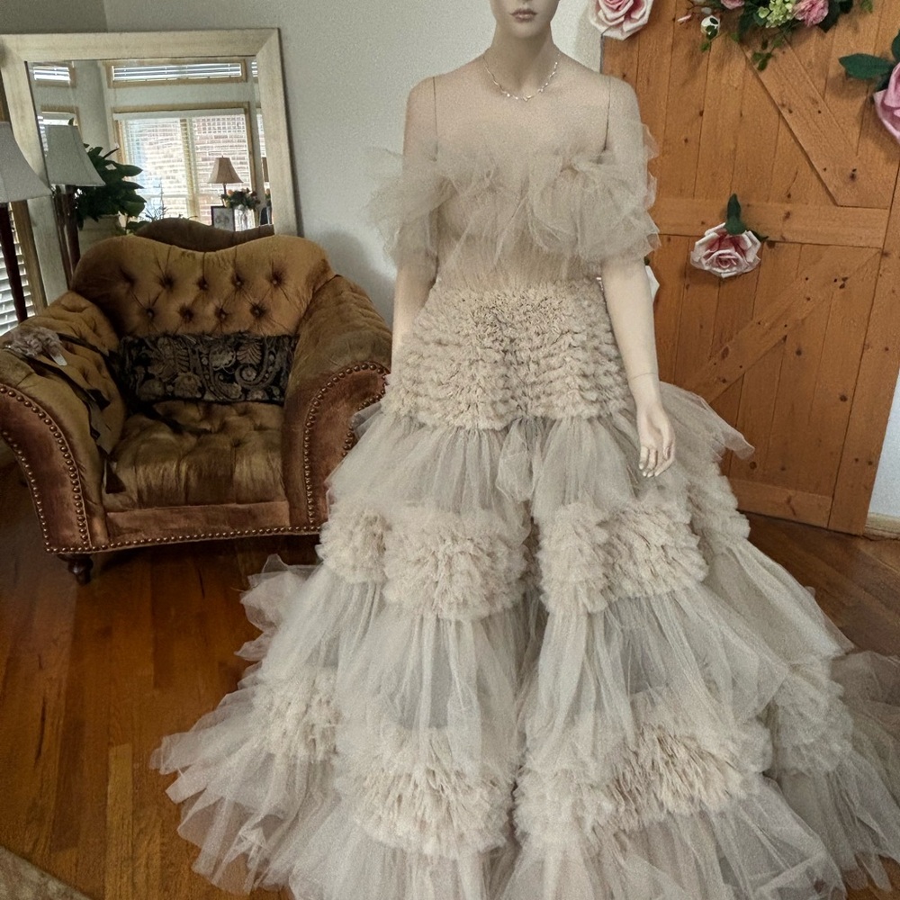 Elegant Cream Tulle Gown

Zuhair MuradRuffled Tulle Wedding Dress Size 8 - Picture 6 of 16